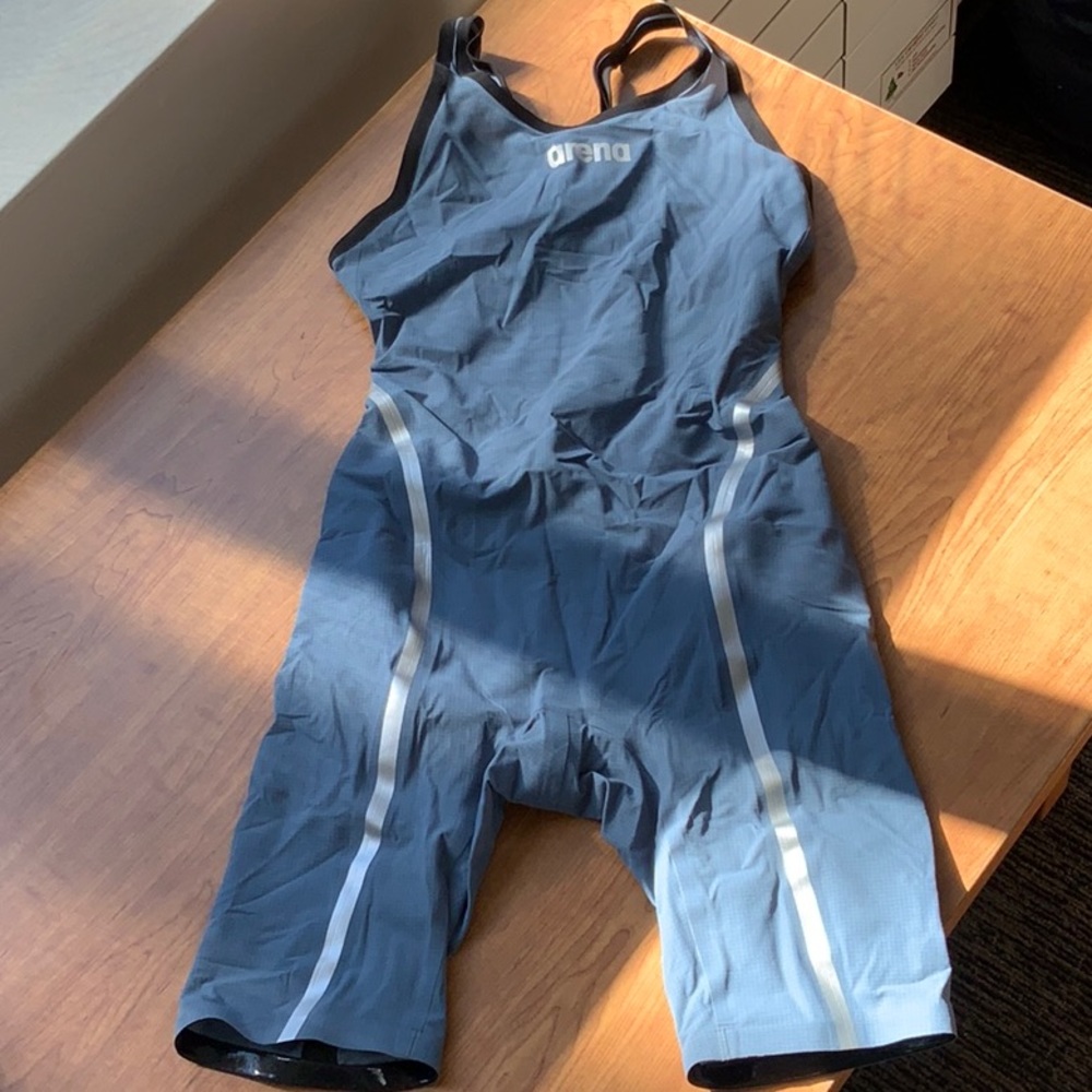 Arena ultra kneeskin size 28 open back